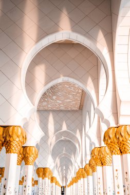 Akşam vakti Abu Dabi 'deki Büyük Cami' de. Şeyh Zayed Camii 'nin dış görünümü BAE.