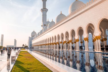 Abu Dabi, Birleşik Arap Emirlikleri, 20 Mayıs 2020: Akşam saatlerinde Abu Dabi 'deki Büyük Cami. Şeyh Zayed Camii 'nin dış görünümü BAE.