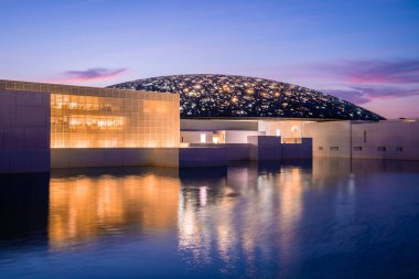 Louvre, Abu Dabi, Birleşik Arap Emirlikleri - 10 Mayıs 2020. Fransız mimar Jean Nouvel 'in ünlü Louvre Müzesi. Geceleri Tribünden panoramik manzara..