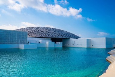 Louvre, Abu Dabi, Birleşik Arap Emirlikleri - 10 Mayıs 2020. Fransız mimar Jean Nouvel 'in ünlü Louvre Müzesi - Tribünden panoramik manzara.