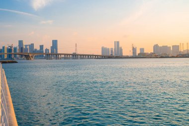 Abu Dabi gökdelenleri manzaralı, BAE. Abu Dabi 'nin sihirli caddeleri, uzun cam binalar..