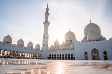 Akşam vakti Abu Dabi 'deki Büyük Cami' de. Şeyh Zayed Camii 'nin dış görünümü BAE.