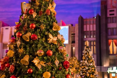 Noel ağacı ve ışıkları olan bir Noel arkaplanı. Noel ağacındaki ampuller çok güzel bir kutlama arka planına sahipler.