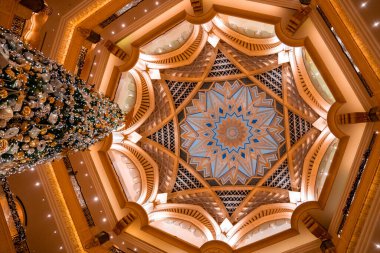 Abu-Dabi, BAE, 16 Mayıs 2020. Abu Dabi 'deki Emirlik Sarayı' nın güzel tavanında Noel süsleri var..