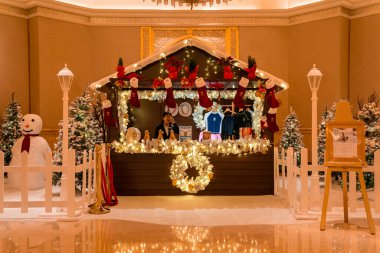 Abu Dabi, BAE. 10 Mayıs 2020. Noel ruhu ve ışıklarıyla Noel arkaplanı. Noel ağacındaki ampuller çok güzel bir kutlama arka planına sahipler.