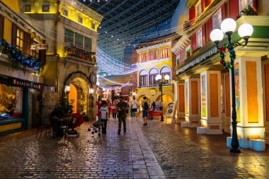 ABU DHABI, BAE - 5 Mayıs 2020: Eğlence merkezi Ferrari World Yas Island, Abu Dabi, BAE. Ferrari World - dünyanın en büyük kapalı eğlence parkı..