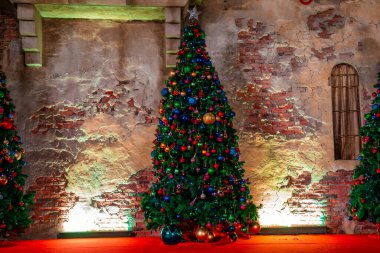 Abu Dabi, BAE. 10 Mayıs 2020. Noel ağacı ve ışıkları olan bir Noel arkaplanı. Noel ağacındaki ampuller çok güzel bir kutlama arka planına sahipler.