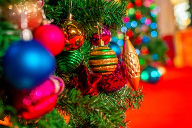 Noel ağacı ve ışıkları olan bir Noel arkaplanı. Noel ağacındaki ampuller çok güzel bir kutlama arka planına sahipler.