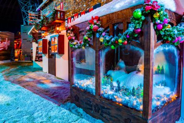 Noel ağacı ve ışıkları olan bir Noel arkaplanı. Noel ağacındaki ampuller çok güzel bir kutlama arka planına sahipler.