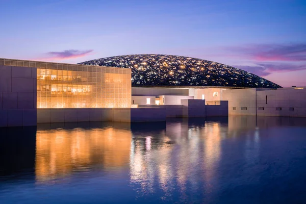 ルーブル アブダビ アラブ首長国連邦 2020年5月10日 フランスの建築家ジャン ヌーヴェルの有名なルーブル美術館 夜のトリビューンからのパノラマビュー — ストック写真