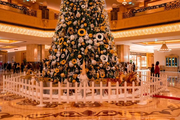 Abu Dhabi Sae Května2020 Vánoční Pozadí Vánoční Stromeček Světla Žárovky — Stock fotografie