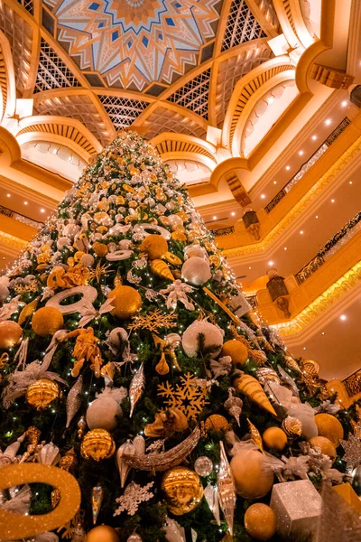 Abu Dhabi Sae Května2020 Krásný Vánoční Stromeček Emirátech Palác Abú — Stock fotografie