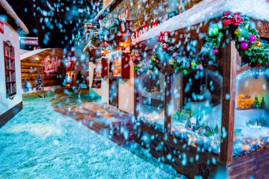 Noel ağacı ve ışıkları olan bir Noel arkaplanı. Noel ağacındaki ampuller çok güzel bir kutlama arka planına sahipler.