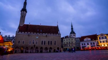 Tallinn, Estonya. 10 Temmuz 2020. Tallinn Belediye Binası 'nın, eski kasabanın ve şehrin dört bir yanına dağılan insanların zamansız görüntüsü..