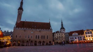 Tallinn, Estonya. 10 Temmuz 2020. Tallinn Belediye Binası 'nın, eski kasabanın ve şehrin dört bir yanına dağılan insanların zamansız görüntüsü..