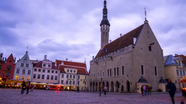 エストニアのタリン 2020年7月10日 タリン市庁舎 旧市街 市内を駆け抜ける人々の時間経過 — ストック動画
