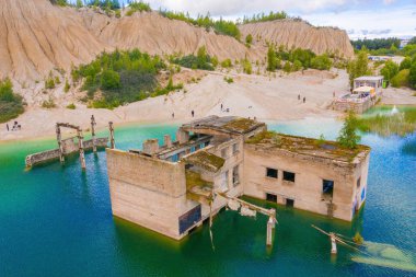 Rummu 'nun terk edilmiş hapishane manzarası Tallinn Estonya göl plajı. Ormanın, gölün ve eski hapishanenin güzel manzarası. Çoğu sular altında..