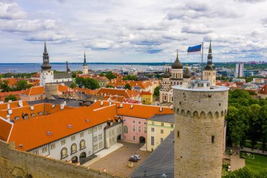 Tallinn, Estonya 'nın Baltık bölgesinde bir ortaçağ şehridir. Eski Tallinn şehrinin turuncu çatıları ve dar caddeleri var..