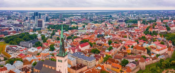 Tallinn, Estonya 'nın Baltık bölgesinde bir ortaçağ şehridir. Eski Tallinn şehrinin turuncu çatıları ve dar caddeleri var..
