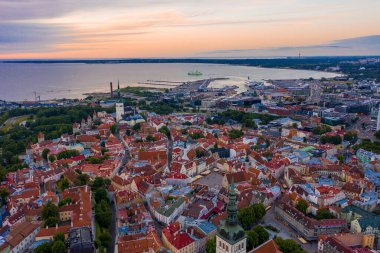Tallinn, Estonya 'nın Baltık bölgesinde bir ortaçağ şehridir. Eski Tallinn şehrinin turuncu çatıları ve dar caddeleri var..