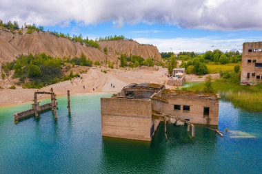 Rummu 'nun terk edilmiş hapishane manzarası Tallinn Estonya göl plajı. Ormanın, gölün ve eski hapishanenin güzel manzarası. Çoğu sular altında..
