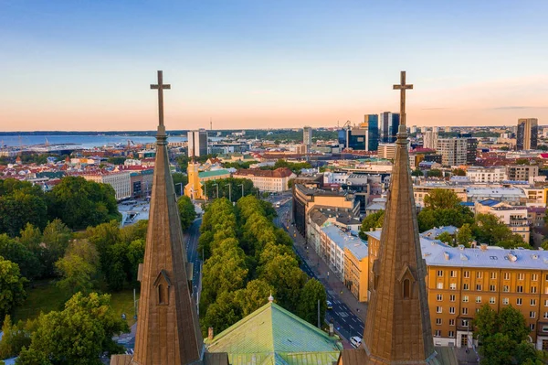 塔林是爱沙尼亚的一座中世纪城市 位于波罗的海 塔林古城的空中景观 屋顶橙色 街道狭窄 — 图库照片
