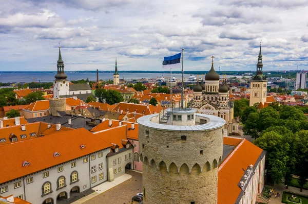 Vue Rapprochée Drapeau Estonien Sommet Ancienne Tour Médiévale — Photo