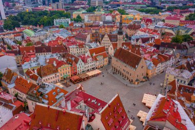 Tallinn, Estonya 'nın Baltık bölgesinde bir ortaçağ şehridir. Eski Tallinn şehrinin turuncu çatıları ve dar caddeleri var..