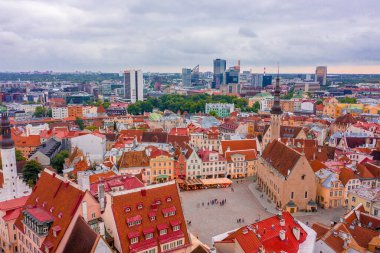 Tallinn, Estonya 'nın Baltık bölgesinde bir ortaçağ şehridir. Eski Tallinn şehrinin turuncu çatıları ve dar caddeleri var..