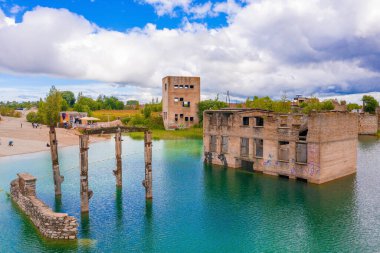 Rummu 'nun terk edilmiş hapishane manzarası Tallinn Estonya göl plajı. Ormanın, gölün ve eski hapishanenin güzel manzarası. Çoğu sular altında..
