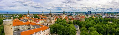 Tallinn, Estonya 'nın Baltık bölgesinde bir ortaçağ şehridir. Eski Tallinn şehrinin turuncu çatıları ve dar caddeleri var..