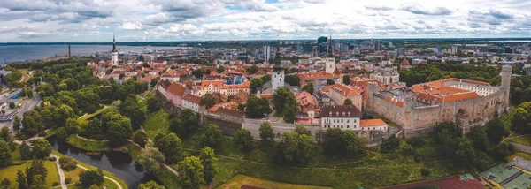 タリンは バルト海のエストニアの中世都市です タリン旧市街の空中写真 オレンジの屋根と下の狭い通り — ストック写真