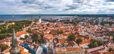 Tallinn, Estonya 'nın Baltık bölgesinde bir ortaçağ şehridir. Eski Tallinn şehrinin turuncu çatıları ve dar caddeleri var..