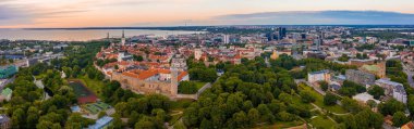 Tallinn, Estonya 'nın Baltık bölgesinde bir ortaçağ şehridir. Eski Tallinn şehrinin turuncu çatıları ve dar caddeleri var..