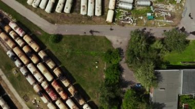 Kargo trenleri yakın plan. Tren istasyonundaki renkli yük trenlerinin hava manzarası. Demiryolunda malları olan vagonlar. Ağır endüstri. Trenli endüstriyel kavramsal sahne. Uçan dronun üst görüntüsü. 