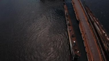 Gemi Riga, Letonya 'daki bir rıhtımda inşa ediliyor ve tamir ediliyor. Yukarıdan hava görünümü.