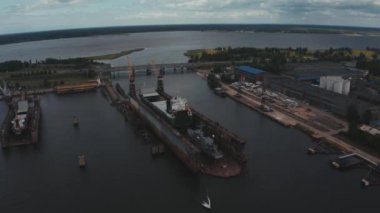 Gemi Riga, Letonya 'daki bir rıhtımda inşa ediliyor ve tamir ediliyor. Yukarıdan hava görünümü.