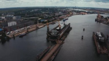 Gemi Riga, Letonya 'daki bir rıhtımda inşa ediliyor ve tamir ediliyor. Yukarıdan hava görünümü.