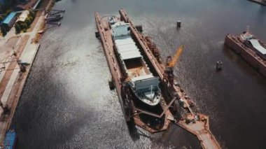 Gemi Riga, Letonya 'daki bir rıhtımda inşa ediliyor ve tamir ediliyor. Yukarıdan hava görünümü.