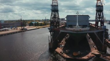 Gemi Riga, Letonya 'daki bir rıhtımda inşa ediliyor ve tamir ediliyor. Yukarıdan hava görünümü.