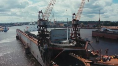 Gemi Riga, Letonya 'daki bir rıhtımda inşa ediliyor ve tamir ediliyor. Yukarıdan hava görünümü.