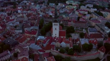 Günbatımında Estonya 'nın Tallinn şehrinin inanılmaz insansız hava aracı görüntüleri. Güzel Estonya. 