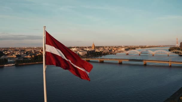 Drapeau Letton Énorme Flotte Sur Vent Avec Vieille Ville Riga — Video