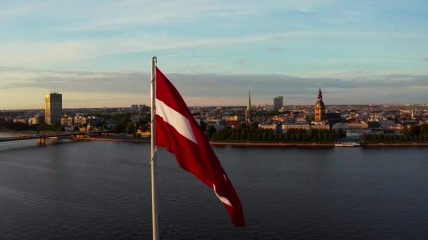 Enorme Bandera Letona Ondea Viento Con Casco Antiguo Riga Fondo — Vídeos de Stock