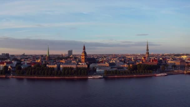 Repül Gyönyörű Régi Város Riga Lettország Naplementekor Domes Katedrális Arany — Stock videók