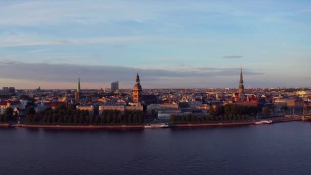 Voando Sobre Bela Cidade Velha Riga Letônia Pôr Sol Com — Vídeo de Stock