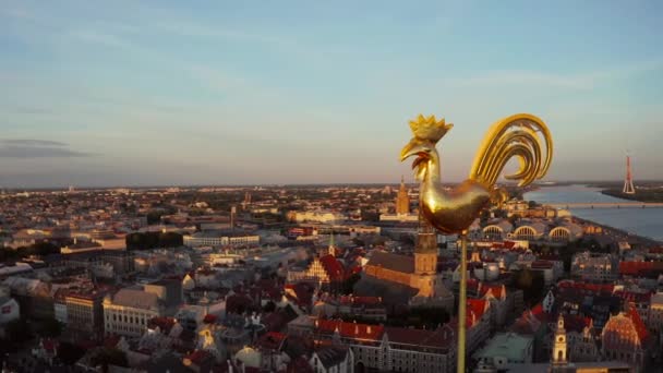 Gün Batımında Letonya Nın Riga Şehrinin Üzerinde Uçarken Kubbe Katedrali — Stok video