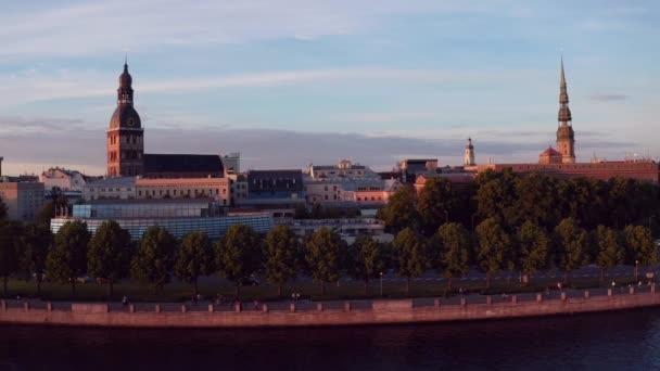 Vliegend Het Prachtige Oude Centrum Van Riga Letland Bij Zonsondergang — Stockvideo
