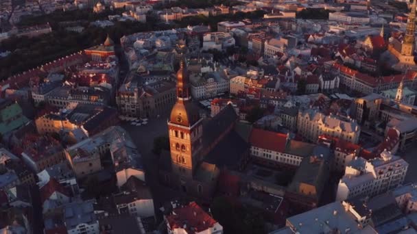 Volando Sobre Hermoso Casco Antiguo Riga Letonia Atardecer Con Catedral — Vídeos de Stock