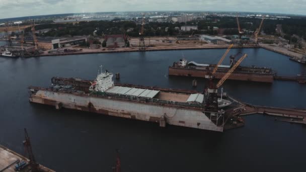Корабль Строится Ремонтируется Пристани Риге Латвия Вид Сверху Воздуха — стоковое видео
